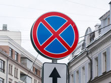 Москвичка добилась демонтажа знака запрета парковки после эвакуации ее авто