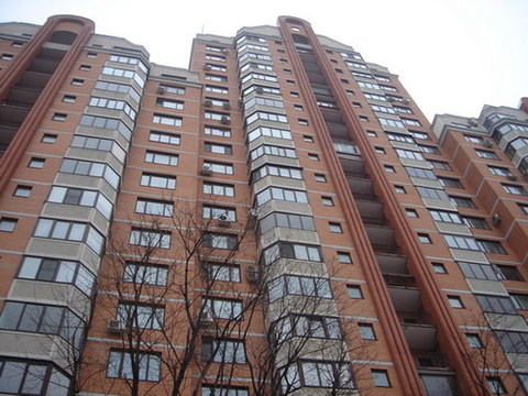 Потенциальных покупателей коттеджей в Новой Москве смущают многоэтажные высотки