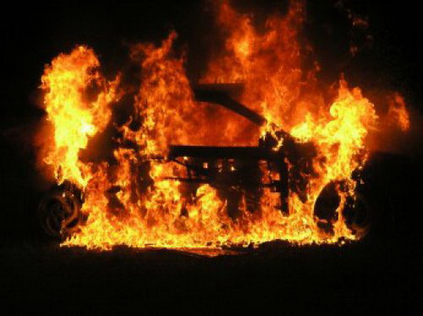 В поселке Коммунарка сгорели два легковых автомобиля