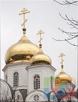 Новый храм в Щербинке увенчали куполами и крестами