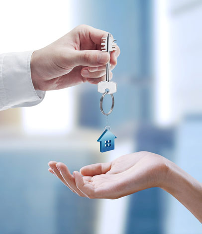 Жильцам аварийного дома в Щербинке вручили ключи от новых квартир