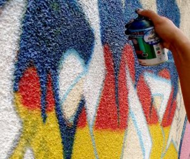 Граффитчики разрисовали бетонные стены возле парка Победы в Крекшино