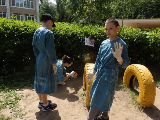 Школьники помогли благоустроить территорию в детском саду