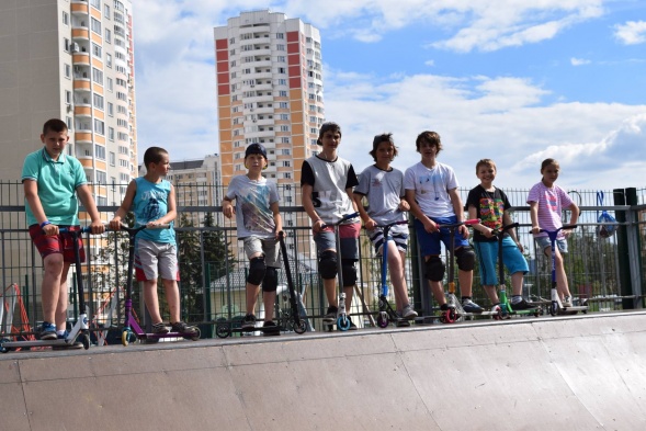 Спортивные волонтеры школы показали мастерство в катании на скейтбордах