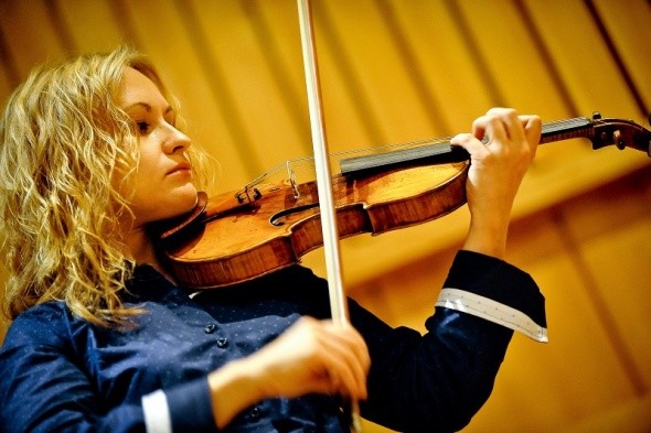Знаменитая скрипачка Йова Йорданова посетила Детскую школу искусств поселения