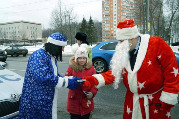 Дед Мороз проверил водителей поселения Московский