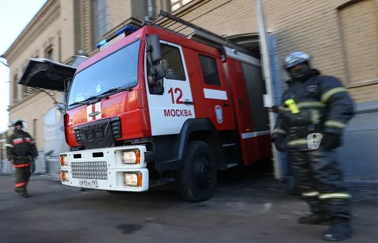 Двое спасателей пострадали при тушении пожара в Новой Москве