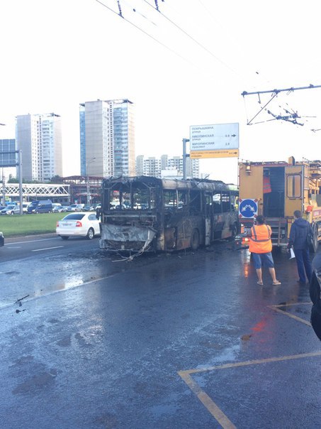 На Юго-Западе Москвы загорелся автобус