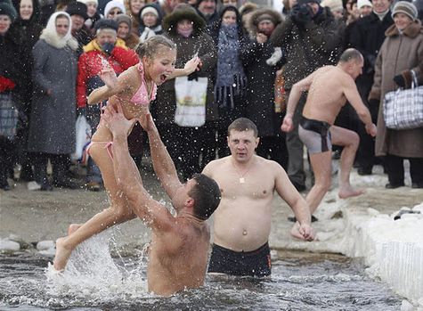 В Новой Москве более 10 тыс. верующих окунулись в купелях в праздник Крещение Господне