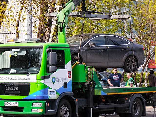 В Подмосковье снятие машин с эвакуатора станет платным