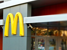 Москвич подал в суд на McDonald's за сломанный стул и поврежденный палец