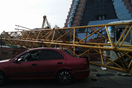 В Новой Москве упал башенный кран и перекрыл движение по Калужскому шоссе