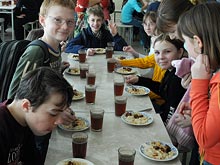 Столичные школы стали навязывать платные обеды на продленке