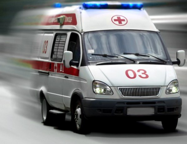 Два человека госпитализированы в результате наезда на фонарный столб в ТиНАО