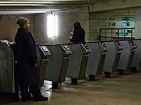 На станции метро Юго-Западная заменят турникеты