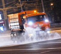 Коммунальщики ТиНАО вновь промыли дороги моющим средством