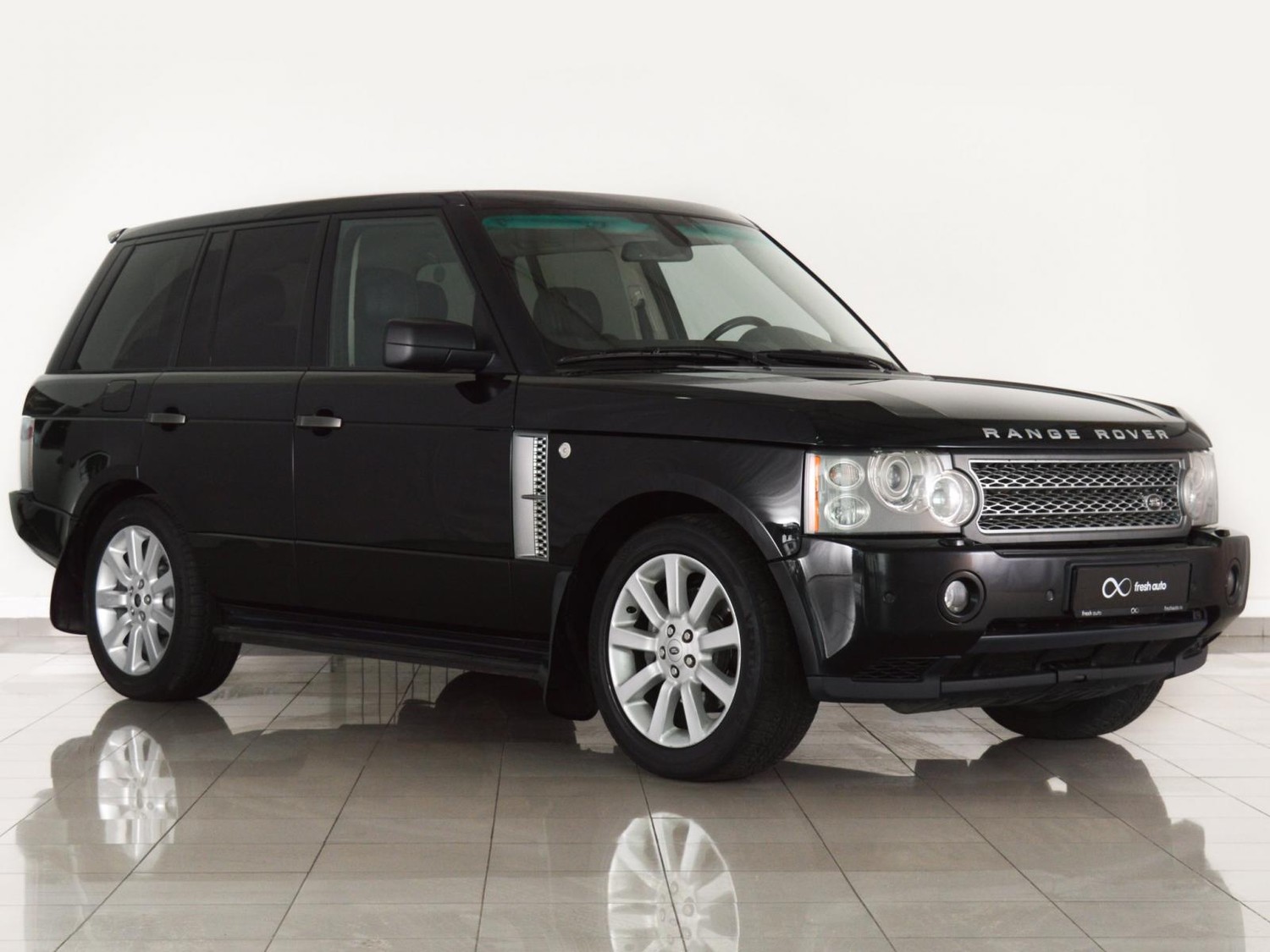 Неизвестный украл Land Rover стоимостью около 4 млн руб. в Граде Московском в ТиНАО