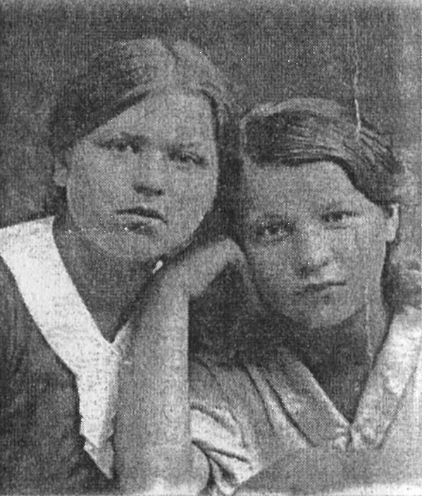 Ярочкина (Птушкина) Альфредия Никитична со 
своей старшей сестрой Зинаидой (справа)